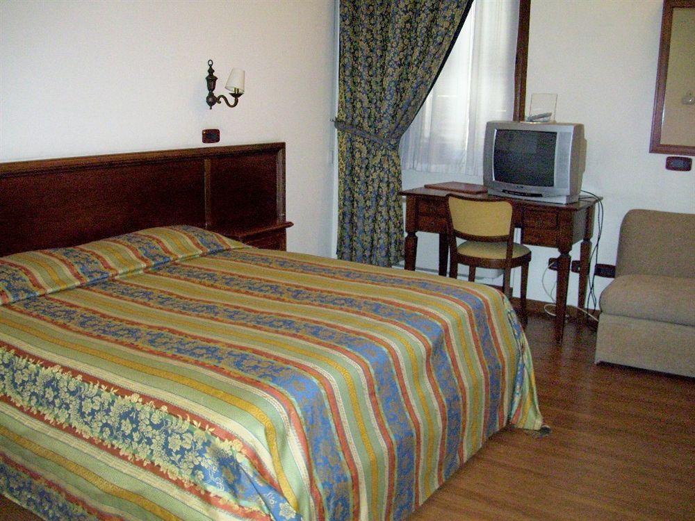 Hotel Sebino Sarnico Bagian luar foto