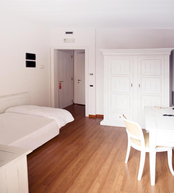 Hotel Sebino Sarnico Bagian luar foto