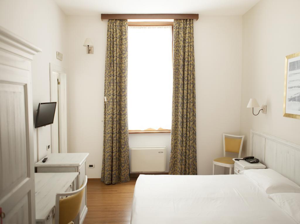 Hotel Sebino Sarnico Bagian luar foto