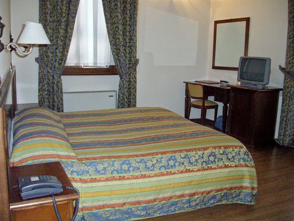 Hotel Sebino Sarnico Bagian luar foto
