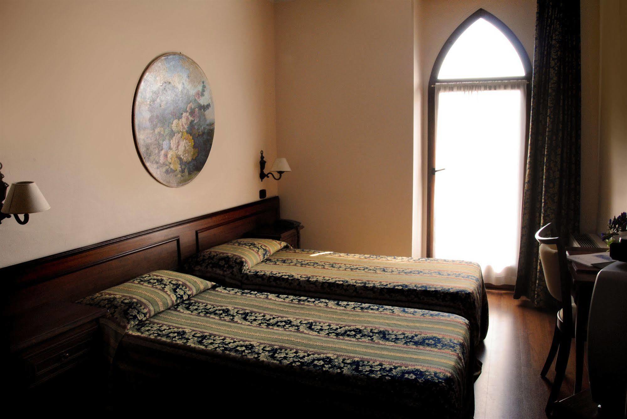 Hotel Sebino Sarnico Bagian luar foto